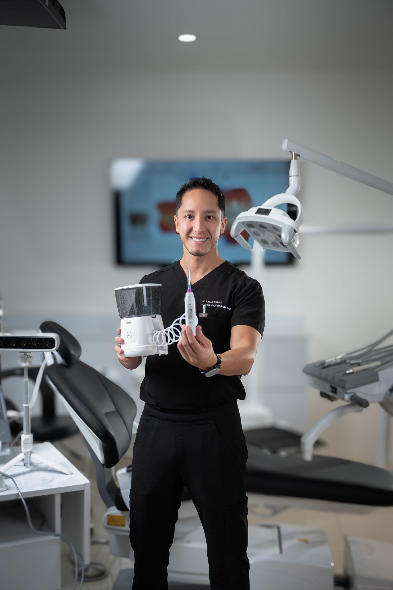 Dr. Sakim Wong con Irrigador